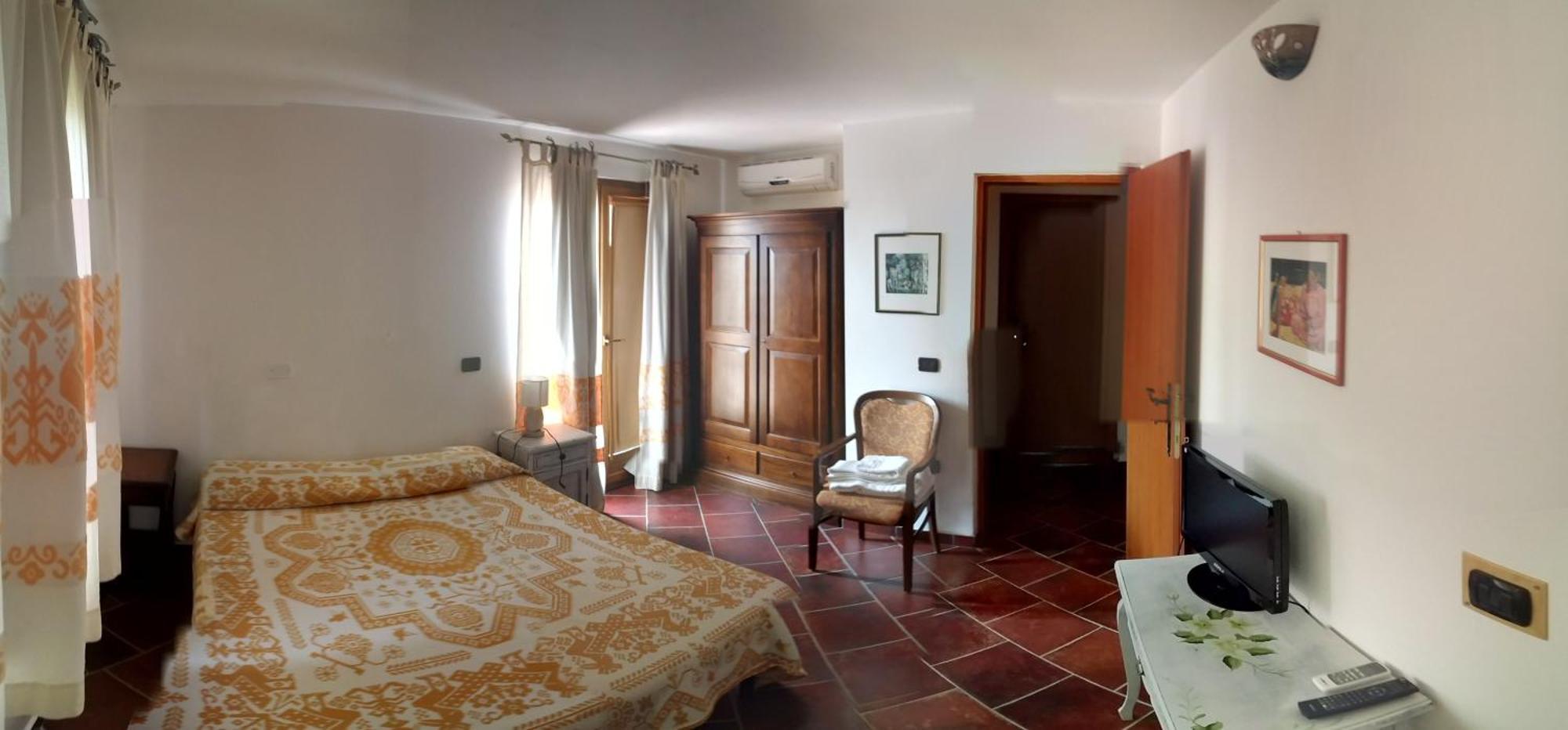 Locanda Tipica Sa Corte Oliena Habitación foto